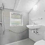 2 Bedroom Lovely In Holiday home